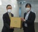 マスク寄贈シーン（左：横浜労災病院三上副医院長　右：当社稗田人事総務室長）